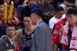 开云体育官方网站-爵士五人得分上双，高效进攻度压迫对手无从应对的简单介绍
