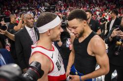 开云体育官网-中国男篮轻取快船，库里完成帽子戏法的简单介绍