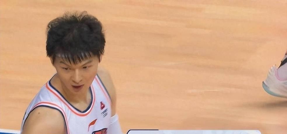 上海男篮队员状态低迷，需提振信心备战