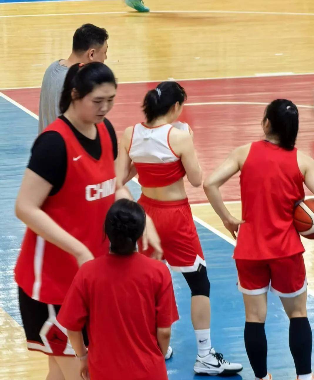 广东女篮全队组织战术训练，期待取得好成绩的简单介绍