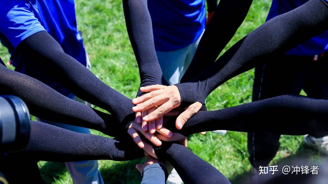 包含新西兰运动员互相扶持，团结应对强大对手的词条