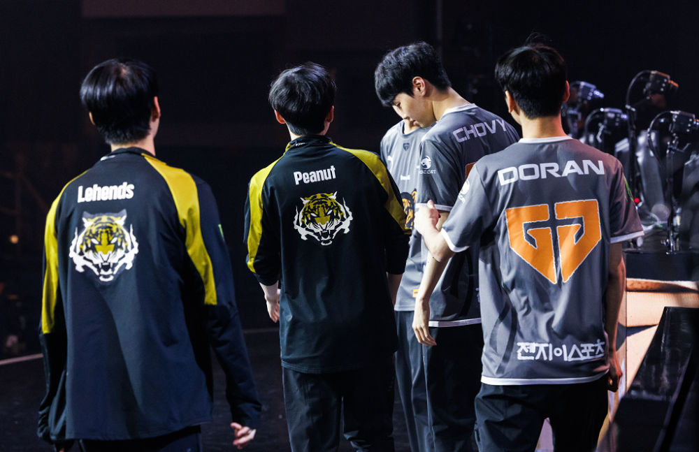 T1翻盘TES，Deft完成史诗逆转成都决赛之夜2:1（广州）