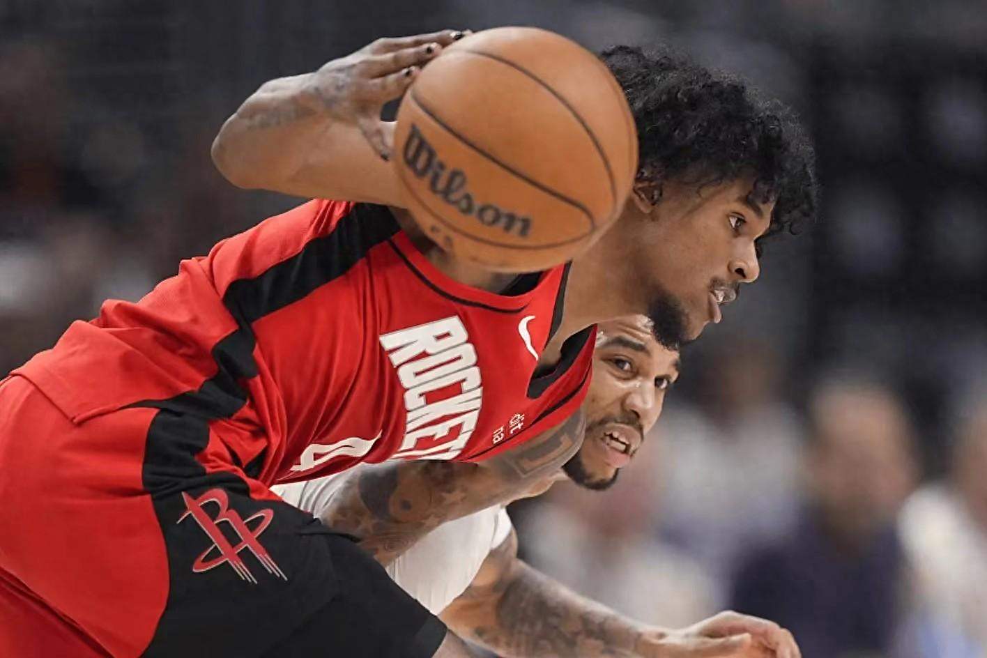 防守猛犸队赢得关键胜利，晋级季后赛的简单介绍