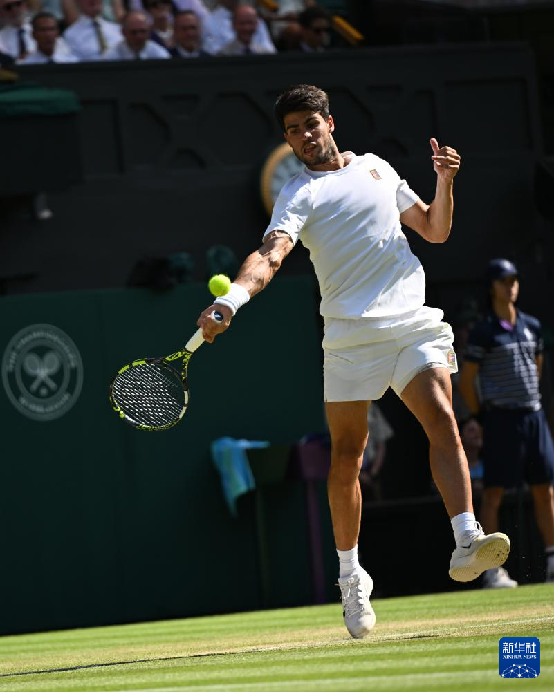 意大利网球队险胜日本网球队，阿尔卡拉斯高光表现的简单介绍