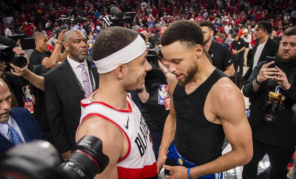 中国男篮轻取快船,库里完成帽子戏法的简单介绍 中国男篮轻取快船,库里完成帽子戏法的简单介绍