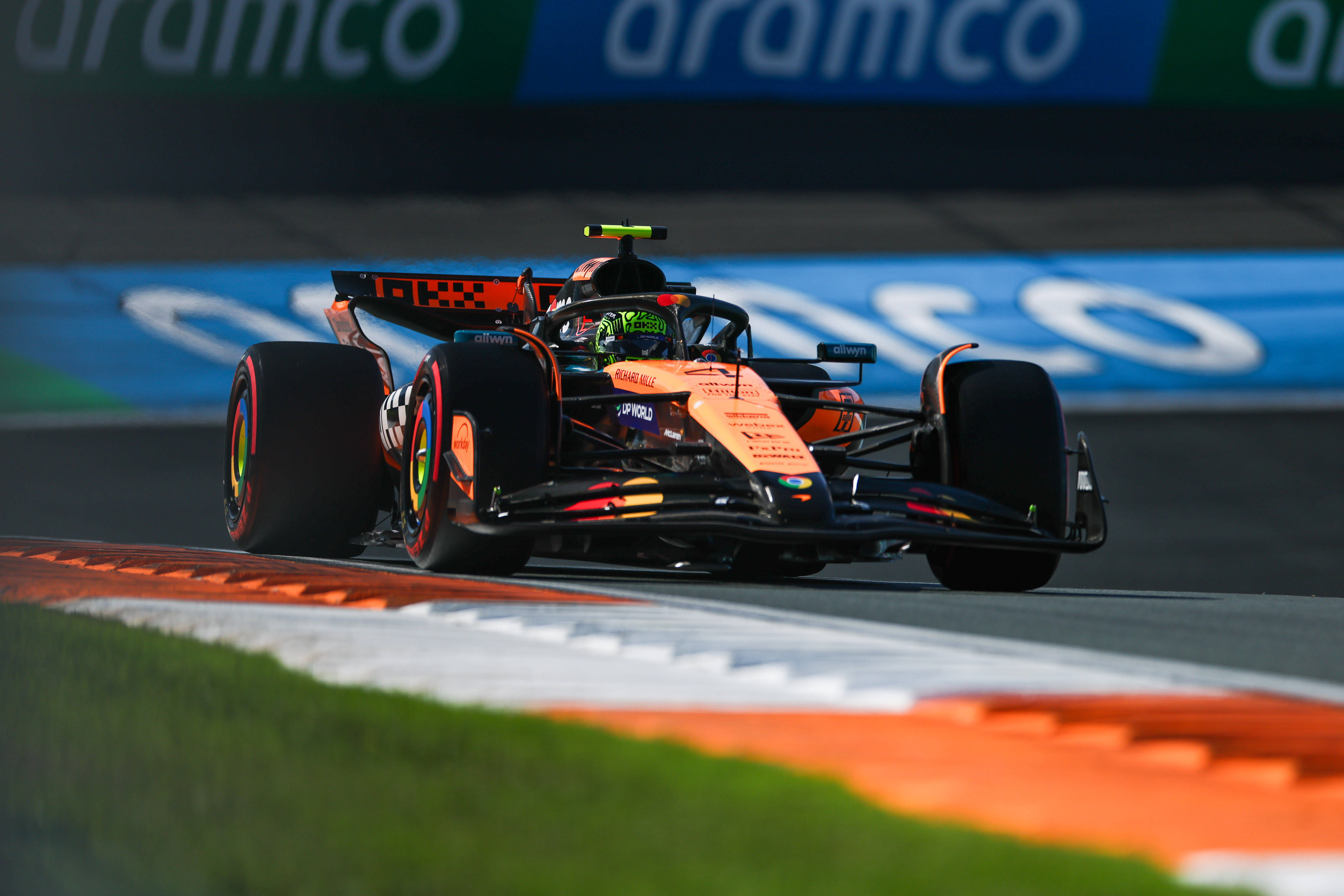 红牛车队横扫梅赛德斯，皮亚斯特里刷新纪录的简单介绍